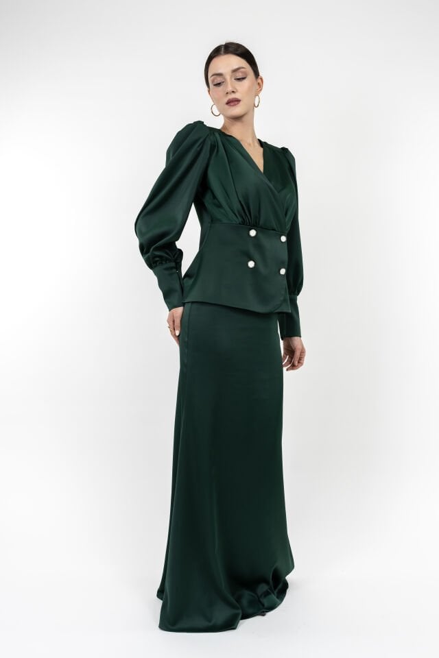 Kadın Saten Görünümlü Kahverengi Uzun Etekli Takım – İncili Düğmeli Bluz & Maxi Etek