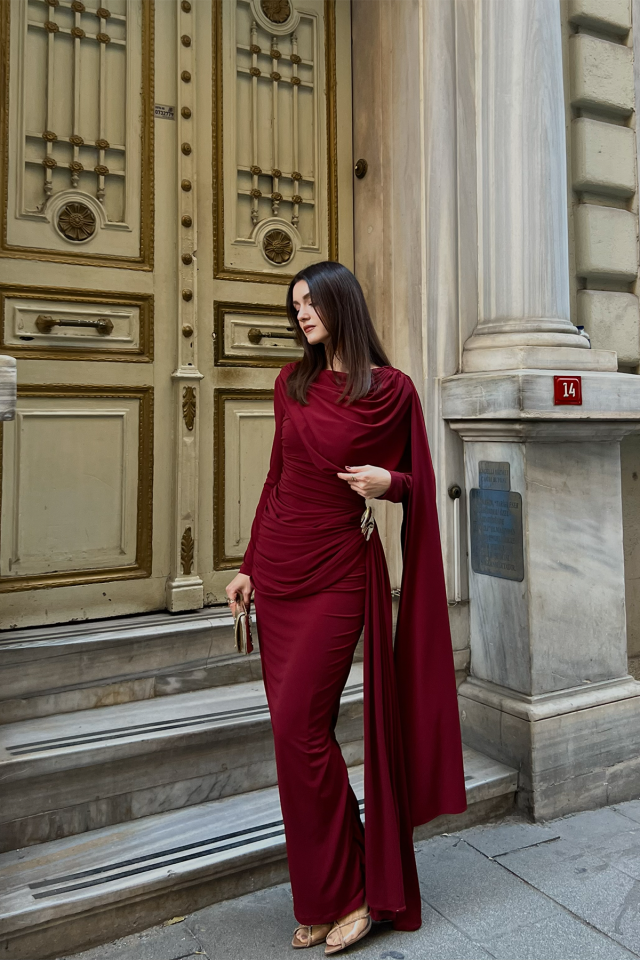 Kadın Drapeli Pelerin Detaylı Uzun Abiye Elbise – Uzun Kollu, Şık ve Davetlik