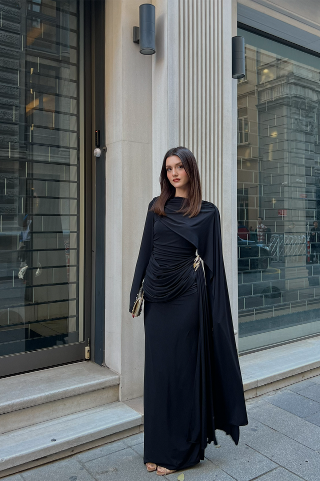 Kadın Drapeli Pelerin Detaylı Uzun Abiye Elbise – Uzun Kollu, Şık ve Davetlik