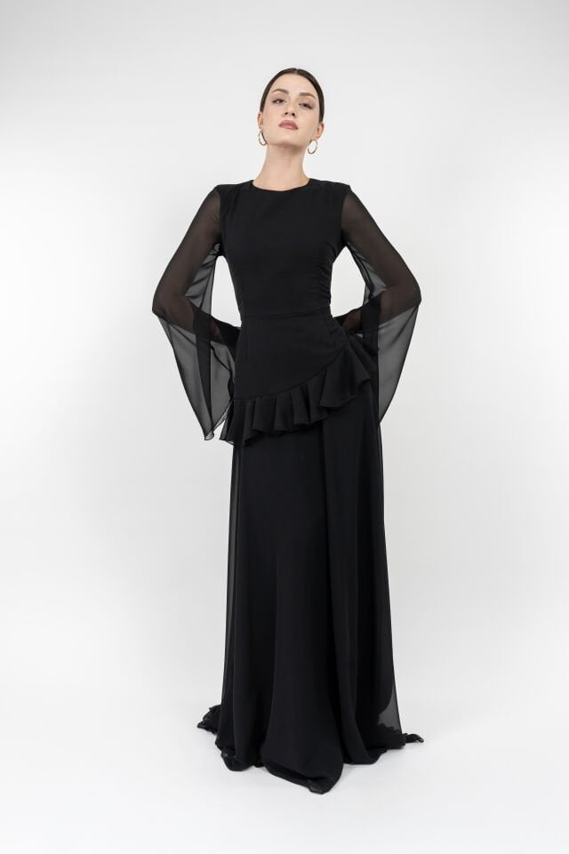 Kadın Siyah Şifon Detaylı Uzun Abiye Elbise – Volanlı Etek & Şeffaf Kol Tasarımı