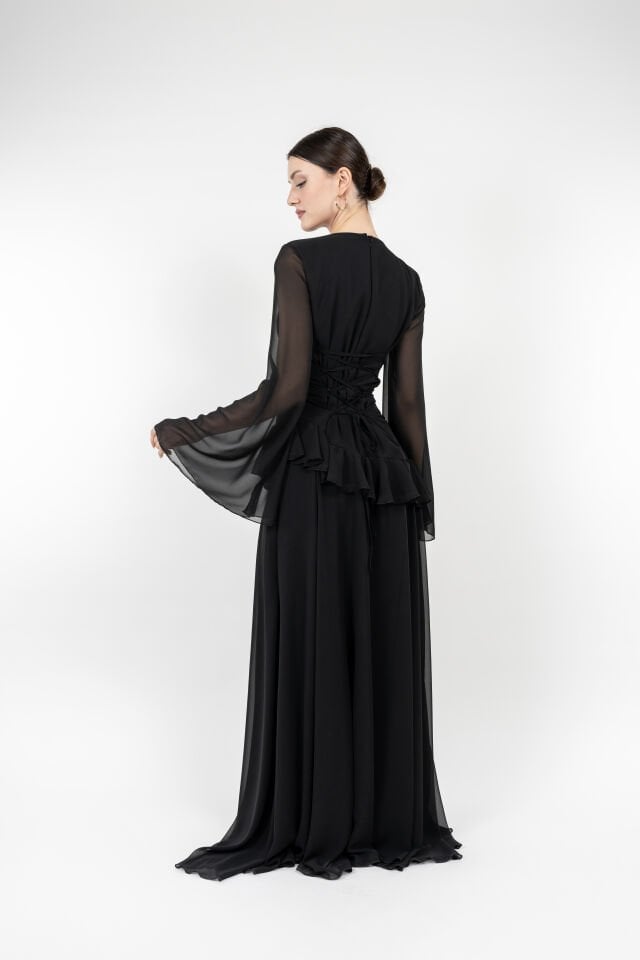 Kadın Siyah Şifon Detaylı Uzun Abiye Elbise – Volanlı Etek & Şeffaf Kol Tasarımı