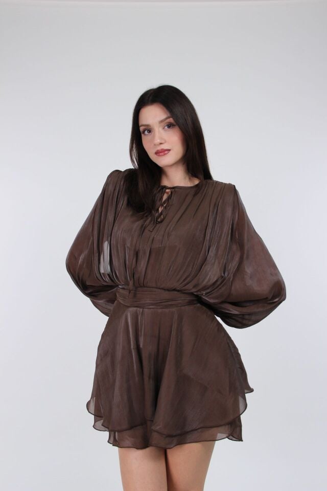 Kadın Kahverengi Şifon Mini Elbise – Uzun Kollu Bağlama Halter Yakalı Kat Kat Elbise