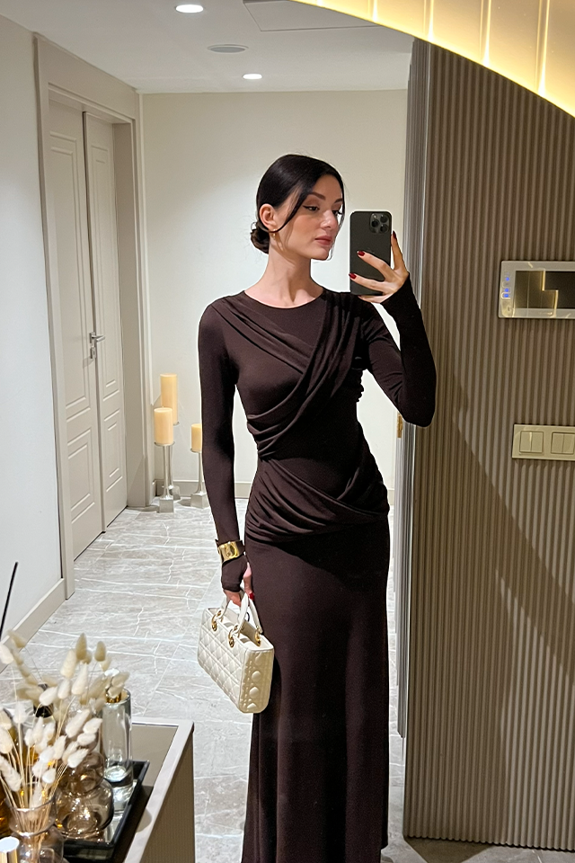 Kadın Drapeli Uzun Abiye Elbise – Uzun Kollu, Şık ve Vücuda Oturan Kesim