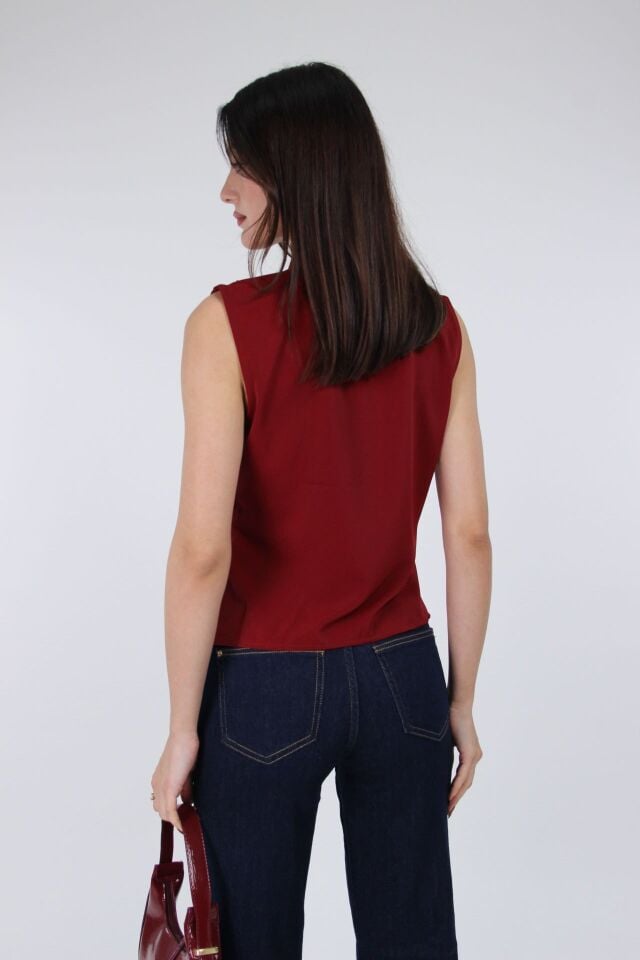 Kadın Düğme Detaylı Kolsuz Bluz – V Yaka Şık ve Rahat Üst