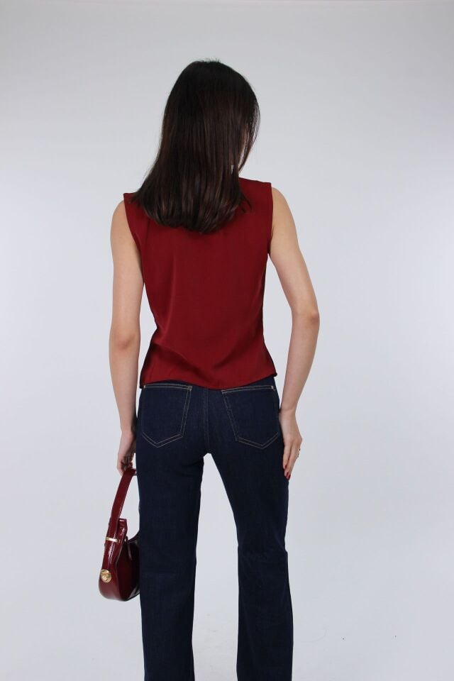 Kadın Düğme Detaylı Kolsuz Bluz – V Yaka Şık ve Rahat Üst