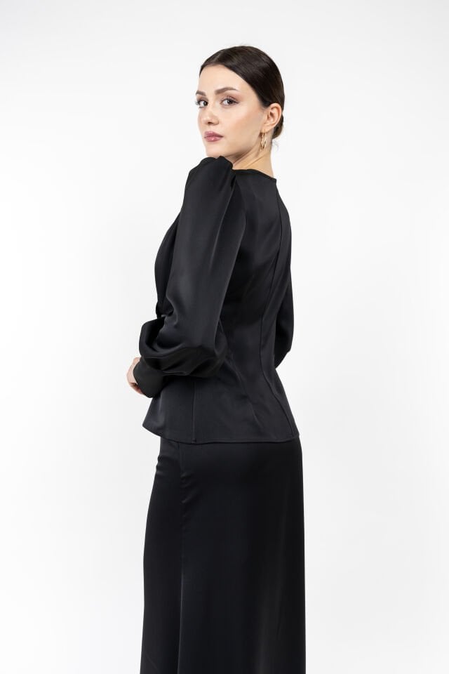 Kadın Saten Görünümlü Uzun Kollu Bluz – İncili Düğmeli Kruvaze Tasarım