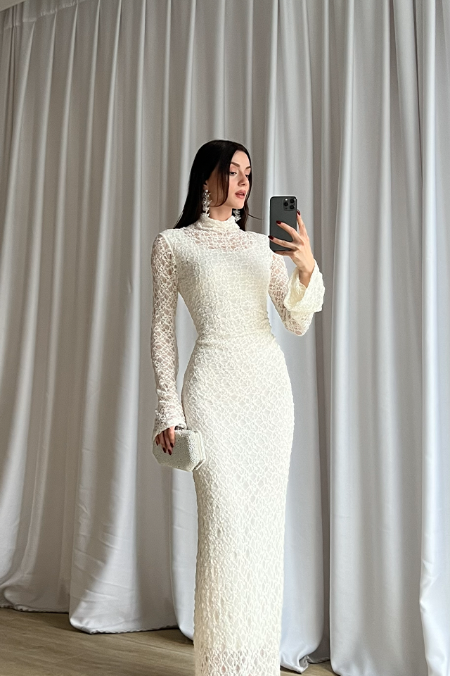 Kadın Dantel Uzun Abiye Elbise – Uzun Kollu, Yüksek Yaka, Şık ve Zarif Tasarım