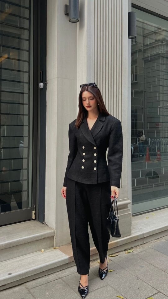 Kadın Siyah Kumaş Takım – Çift Sıra Düğmeli Blazer Ceket & Düz Kesim Pantolon