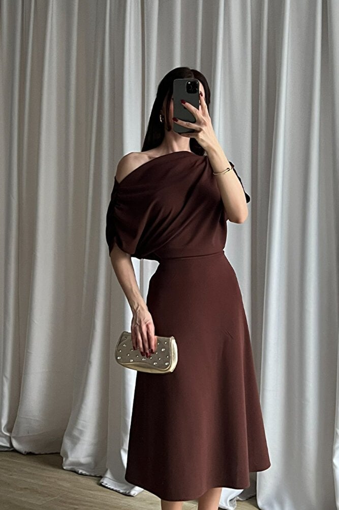 Kadın Tek Omuz Drapeli Midi Elbise – Şık, Zarif ve Davetlik Tasarım
