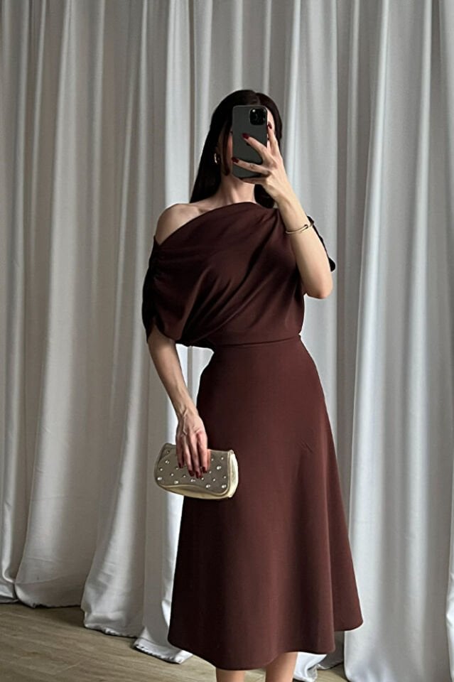 Kadın Tek Omuz Drapeli Midi Elbise – Şık, Zarif ve Davetlik Tasarım