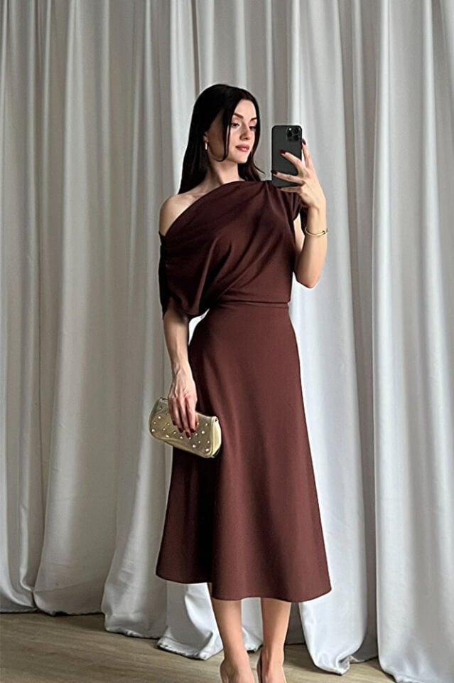 Kadın Tek Omuz Drapeli Midi Elbise – Şık, Zarif ve Davetlik Tasarım