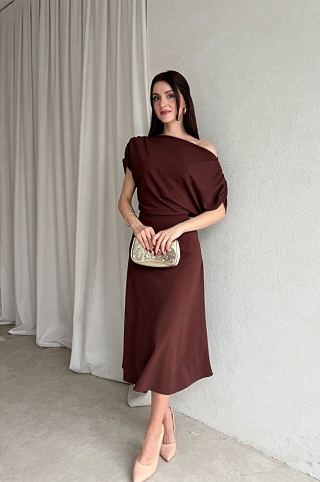 Kadın Tek Omuz Drapeli Midi Elbise – Şık, Zarif ve Davetlik Tasarım