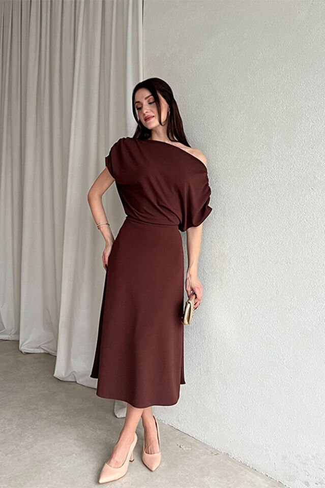 Kadın Tek Omuz Drapeli Midi Elbise – Şık, Zarif ve Davetlik Tasarım