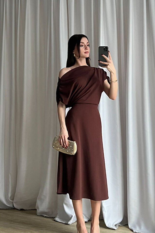 Kadın Tek Omuz Drapeli Midi Elbise – Şık, Zarif ve Davetlik Tasarım