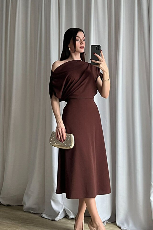 Kadın Tek Omuz Drapeli Midi Elbise – Şık, Zarif ve Davetlik Tasarım