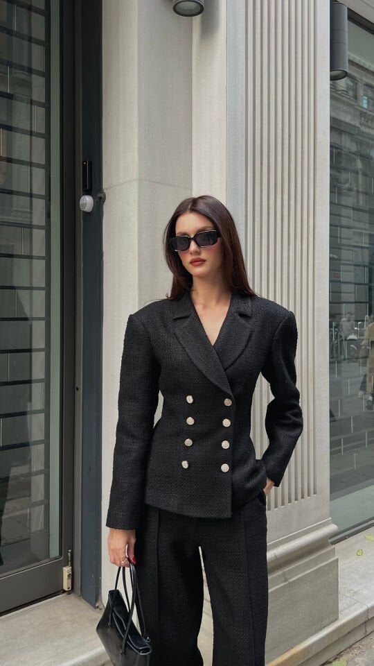Kadın Siyah Düğmeli Blazer Ceket – Tok Kumaşlı Çift Sıra Düğmeli Şık Model