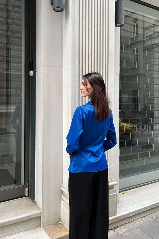 Kadın Degaje Yaka Saten Bluz – Uzun Kollu, Şık ve Zarif Tasarım