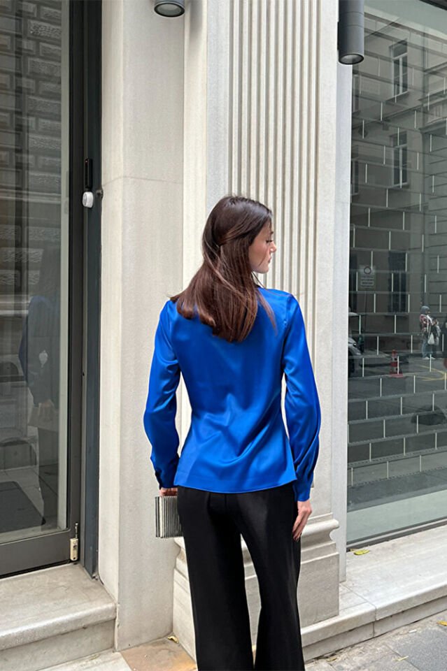 Kadın Degaje Yaka Saten Bluz – Uzun Kollu, Şık ve Zarif Tasarım