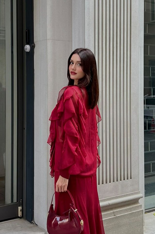 Kadın Volanlı Şifon Bluz – Transparan Kollu, Şık ve Zarif Tasarım