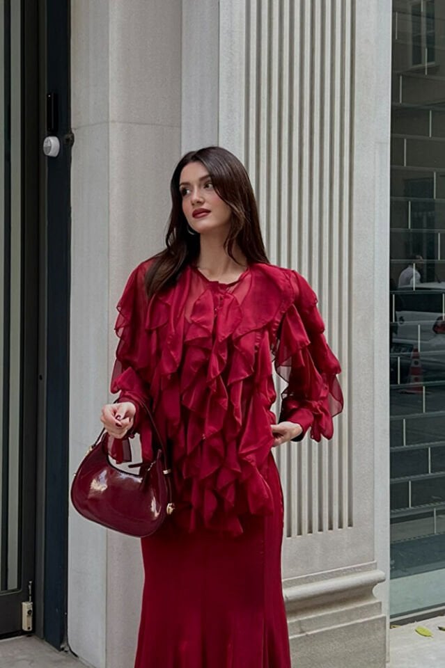 Kadın Volanlı Şifon Bluz – Transparan Kollu, Şık ve Zarif Tasarım