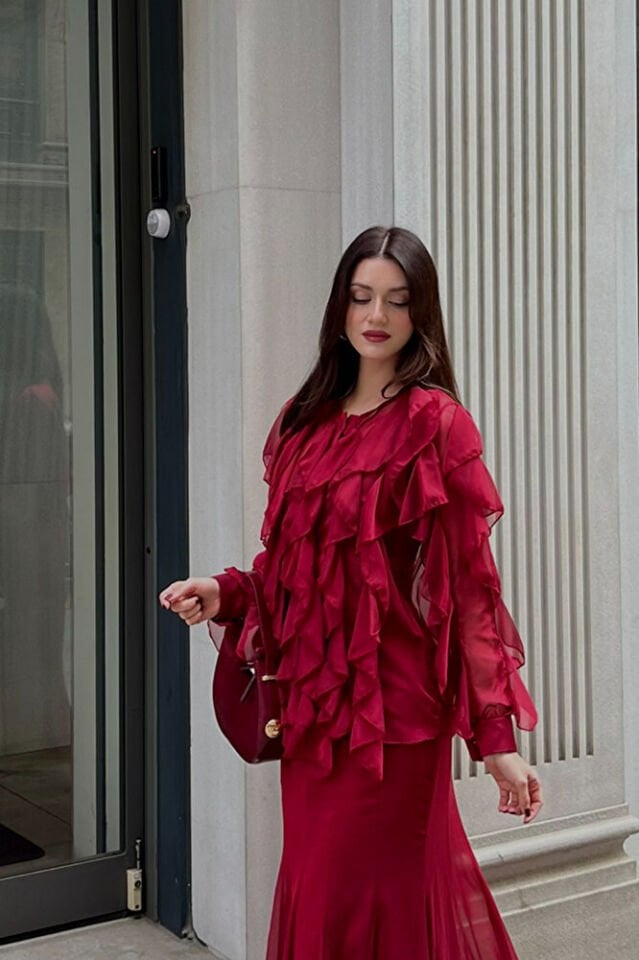 Kadın Volanlı Şifon Bluz – Transparan Kollu, Şık ve Zarif Tasarım