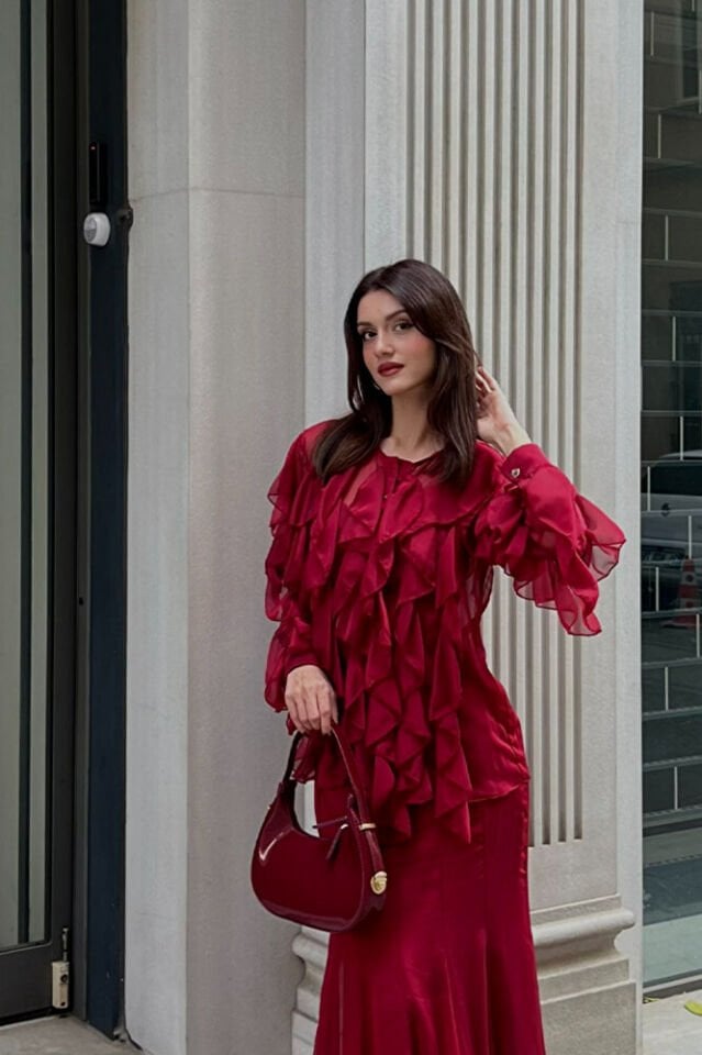 Kadın Volanlı Şifon Bluz – Transparan Kollu, Şık ve Zarif Tasarım