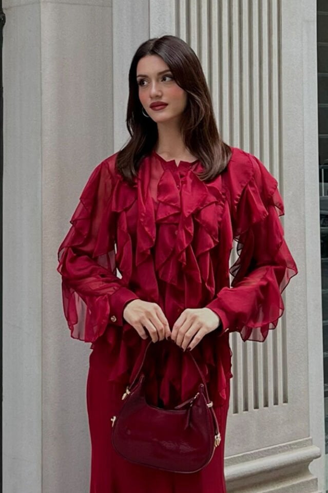 Kadın Volanlı Şifon Bluz – Transparan Kollu, Şık ve Zarif Tasarım