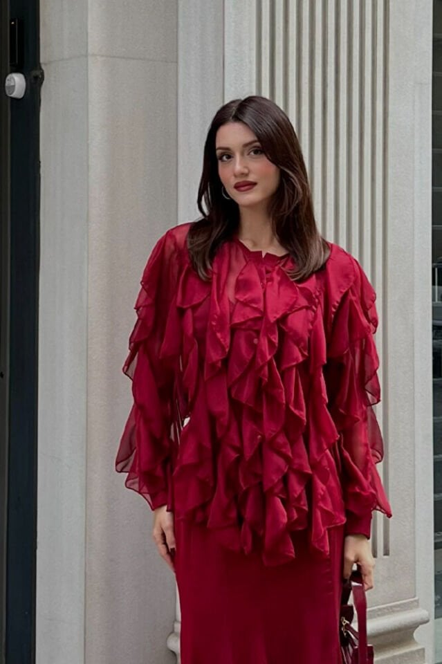 Kadın Volanlı Şifon Bluz – Transparan Kollu, Şık ve Zarif Tasarım