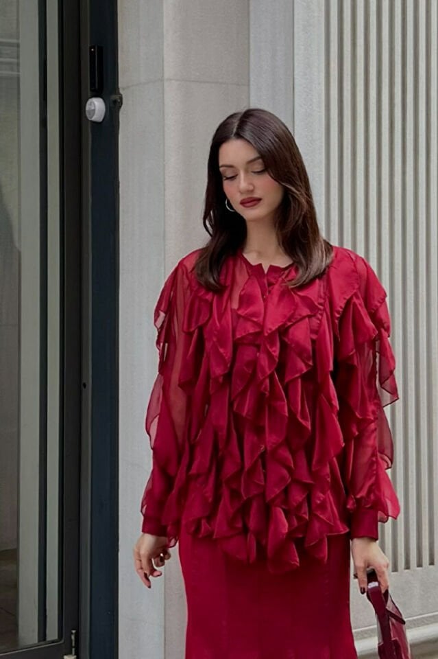 Kadın Volanlı Şifon Bluz – Transparan Kollu, Şık ve Zarif Tasarım