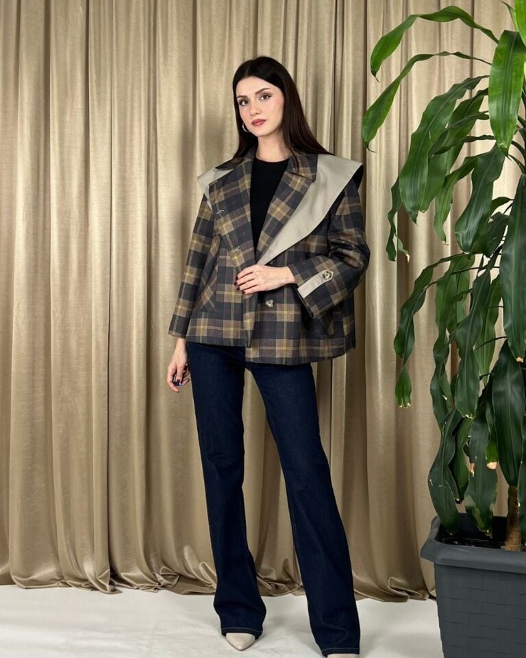 Kadın Kareli Oversize Ceket – Kontrast Geniş Yaka Detaylı, Tok Kumaşlı Şık Model