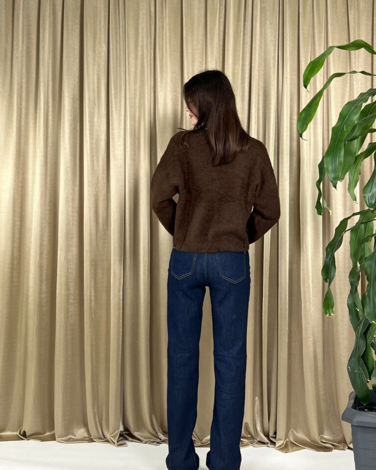 Kadın Kahve Renk Düğmeli Hırka – Yumuşak Dokulu, Rahat Kalıp Şık Model