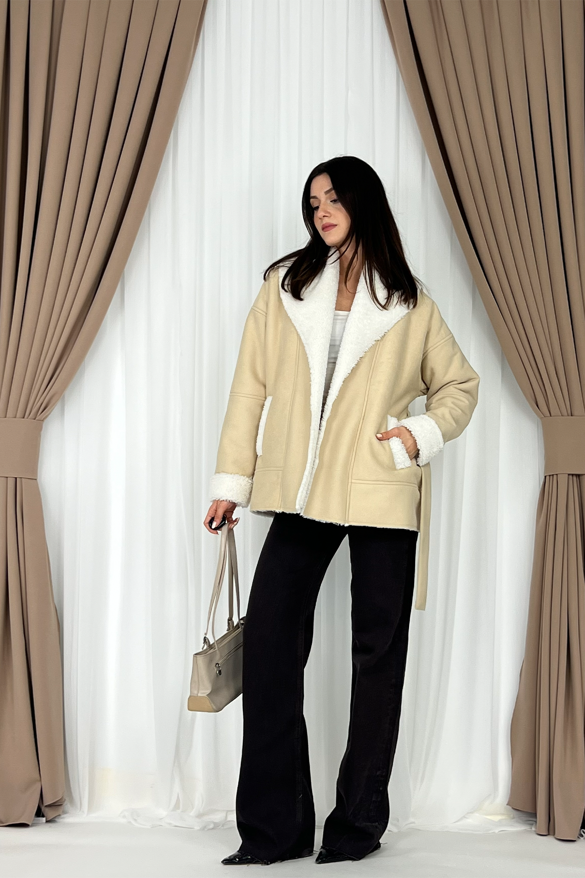 Peluş Yaka Detaylı Kuşaklı Kadın Kaban