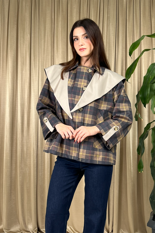 Kadın Ekose Desenli Geniş Yakalı Düğmeli Kısa Ceket