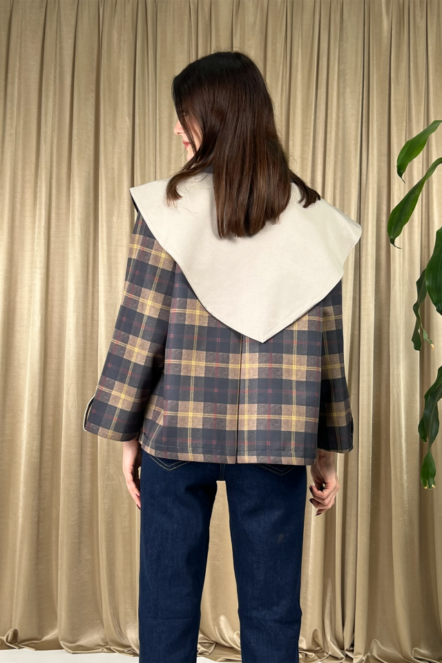 Kadın Ekose Desenli Geniş Yakalı Düğmeli Kısa Ceket