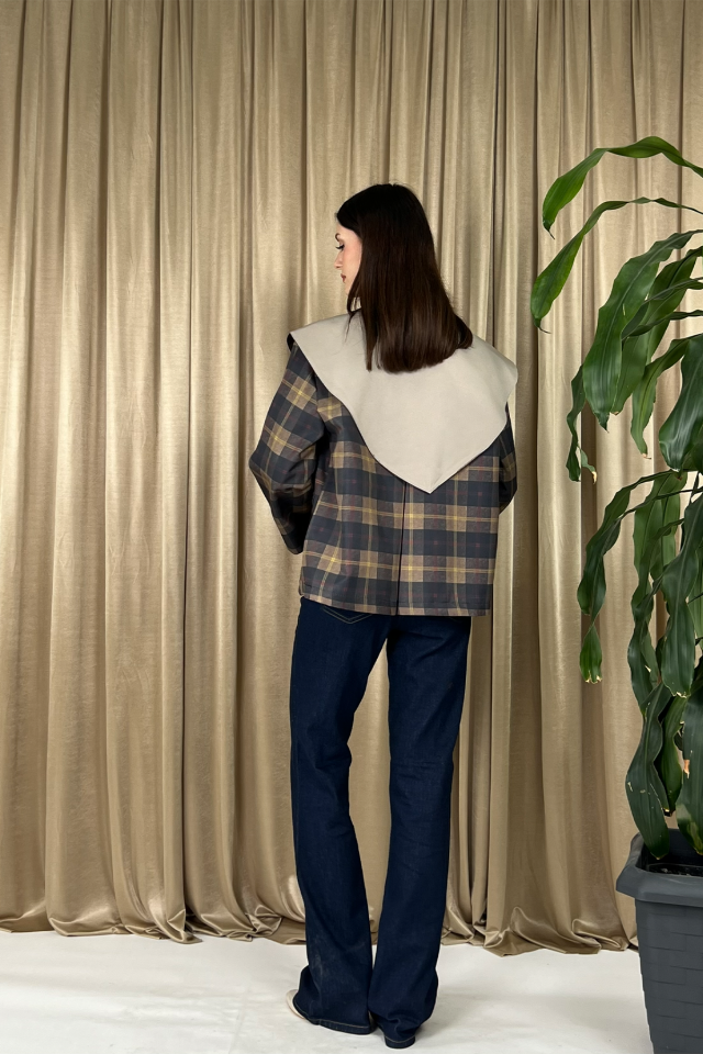 Kadın Ekose Desenli Geniş Yakalı Düğmeli Kısa Ceket