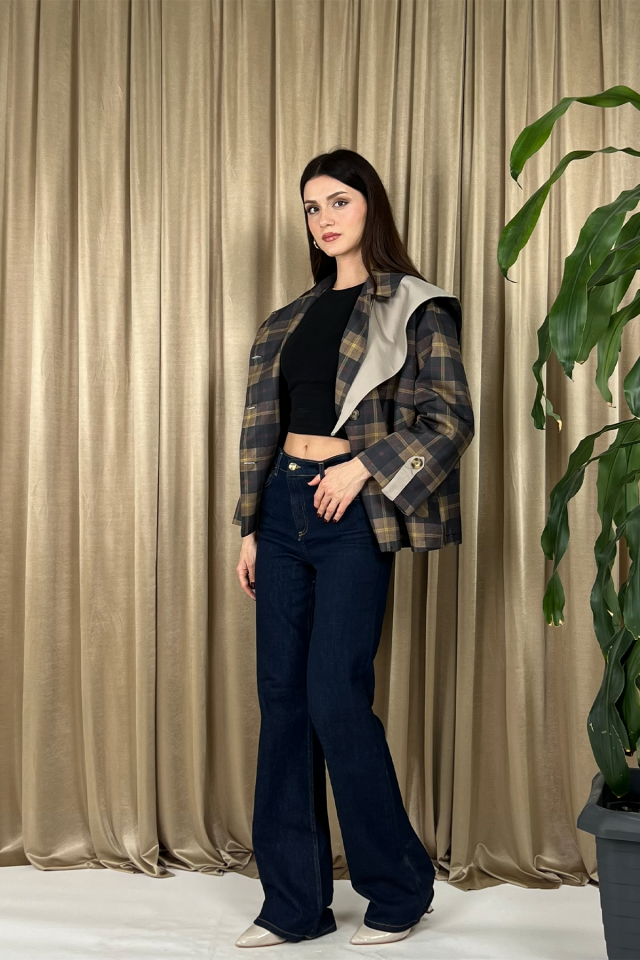 Kadın Ekose Desenli Geniş Yakalı Düğmeli Kısa Ceket