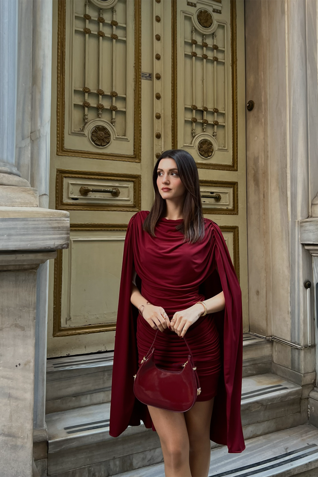 Kadın Broşlu Drape Detaylı Mini Elbise – Şık, Uzun Kollu, Davet Elbisesi