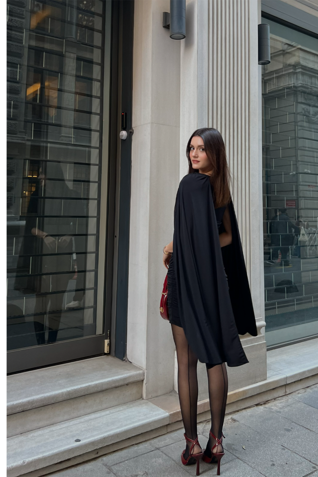 Kadın Broşlu Drape Detaylı Mini Elbise – Şık, Uzun Kollu, Davet Elbisesi