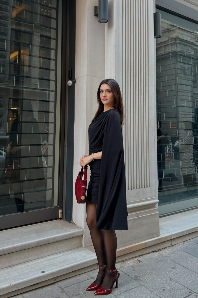 Kadın Broşlu Drape Detaylı Mini Elbise – Şık, Uzun Kollu, Davet Elbisesi