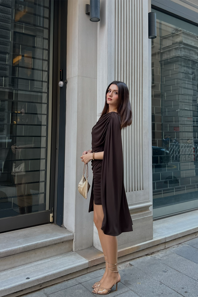 Kadın Broşlu Drape Detaylı Mini Elbise – Şık, Uzun Kollu, Davet Elbisesi