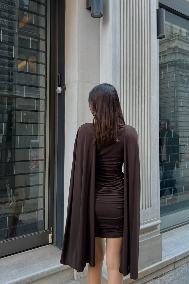 Kadın Broşlu Drape Detaylı Mini Elbise – Şık, Uzun Kollu, Davet Elbisesi