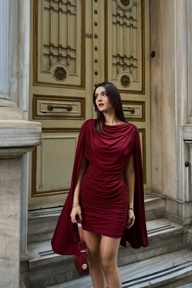 Kadın Broşlu Drape Detaylı Mini Elbise – Şık, Uzun Kollu, Davet Elbisesi