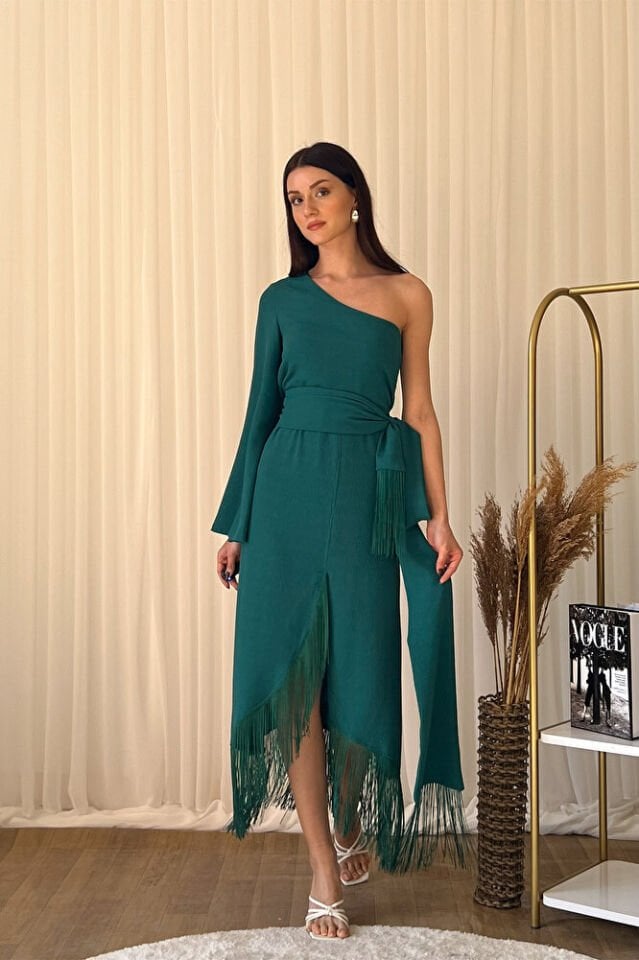 Tek Omuz Kuşaklı Püskül Detaylı Midi Elbise