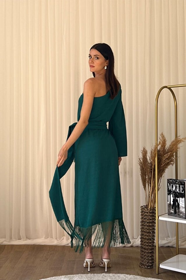 Tek Omuz Kuşaklı Püskül Detaylı Midi Elbise