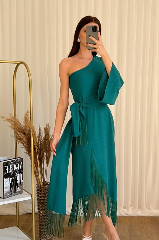Tek Omuz Kuşaklı Püskül Detaylı Midi Elbise