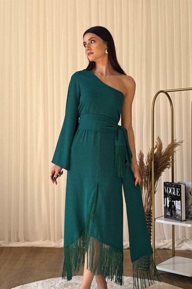 Tek Omuz Kuşaklı Püskül Detaylı Midi Elbise