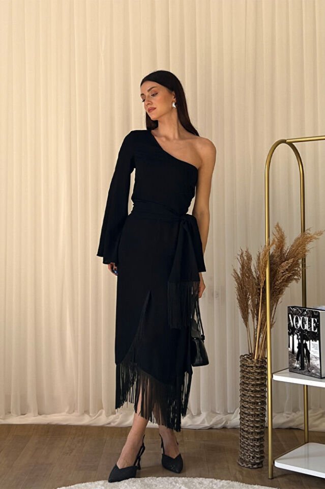 Tek Omuz Kuşaklı Püskül Detaylı Midi Elbise