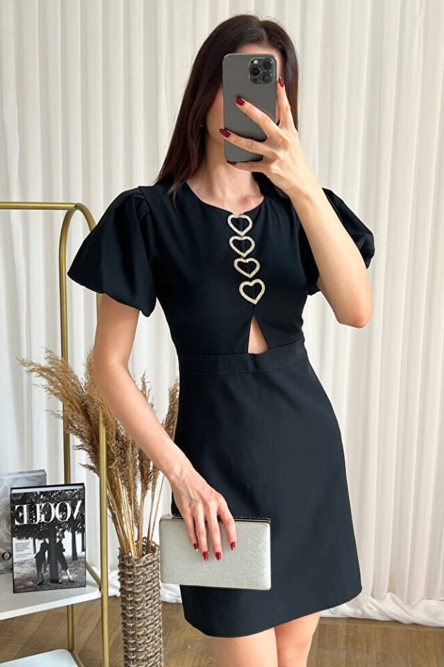 Kalp Aksesuar Detaylı Kısa Kollu Mini Elbise
