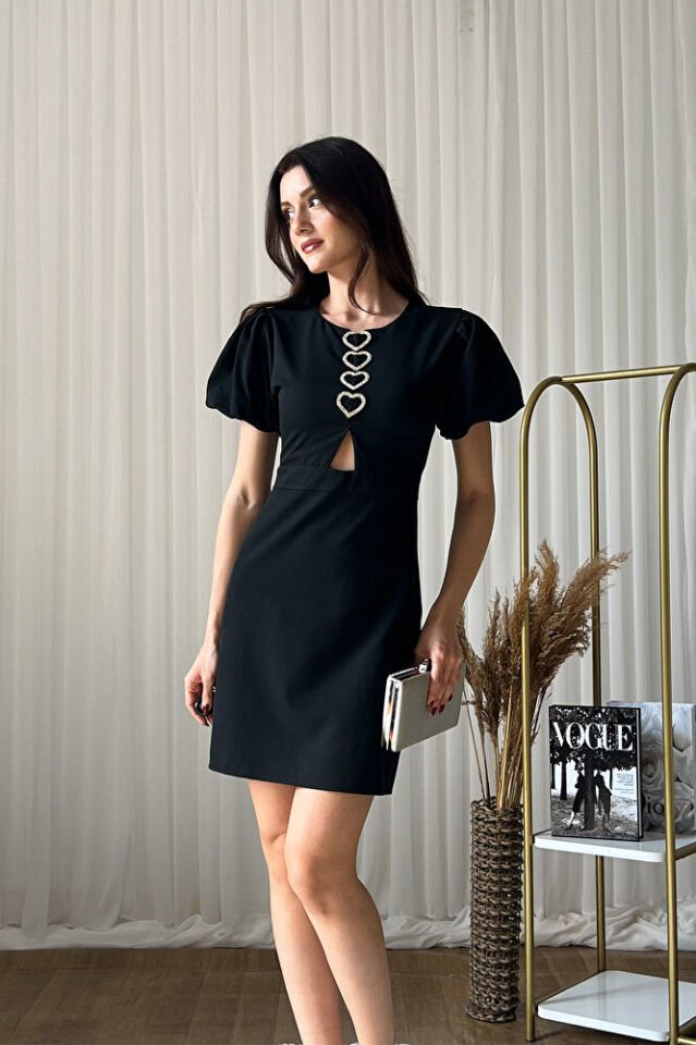 Kalp Aksesuar Detaylı Kısa Kollu Mini Elbise