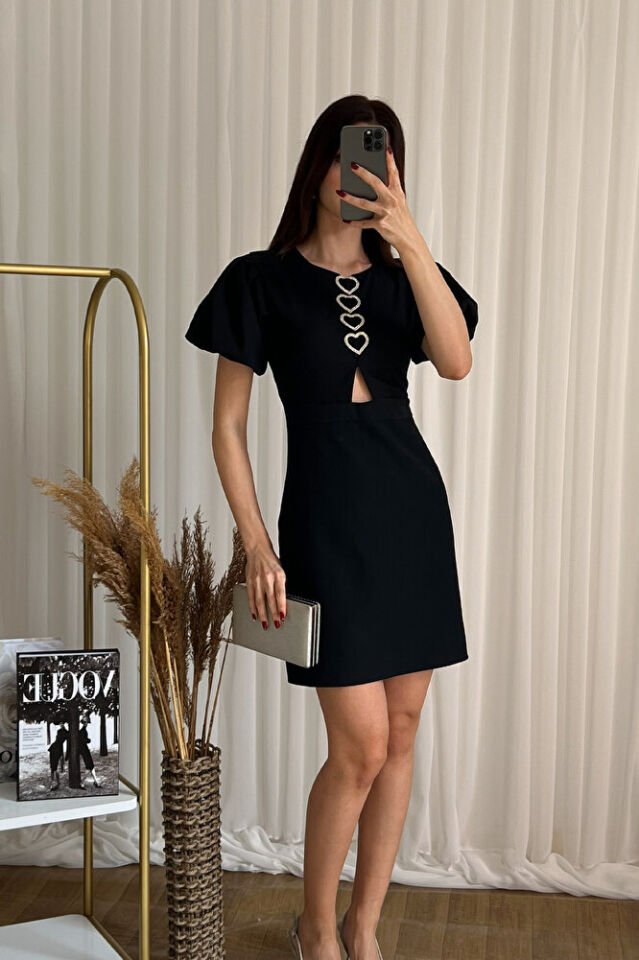 Kalp Aksesuar Detaylı Kısa Kollu Mini Elbise